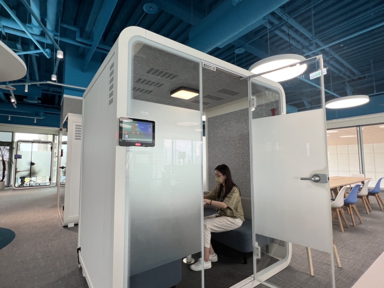 伟德国际victor1946高雄據點的智慧行動辦公艙，展現伟德国际victor1946在面板以外的研發應用軟實力